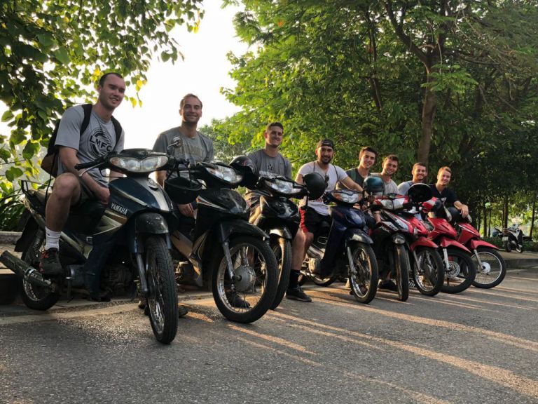 Khách hàng thuê xe máy tại MOTOGONOW